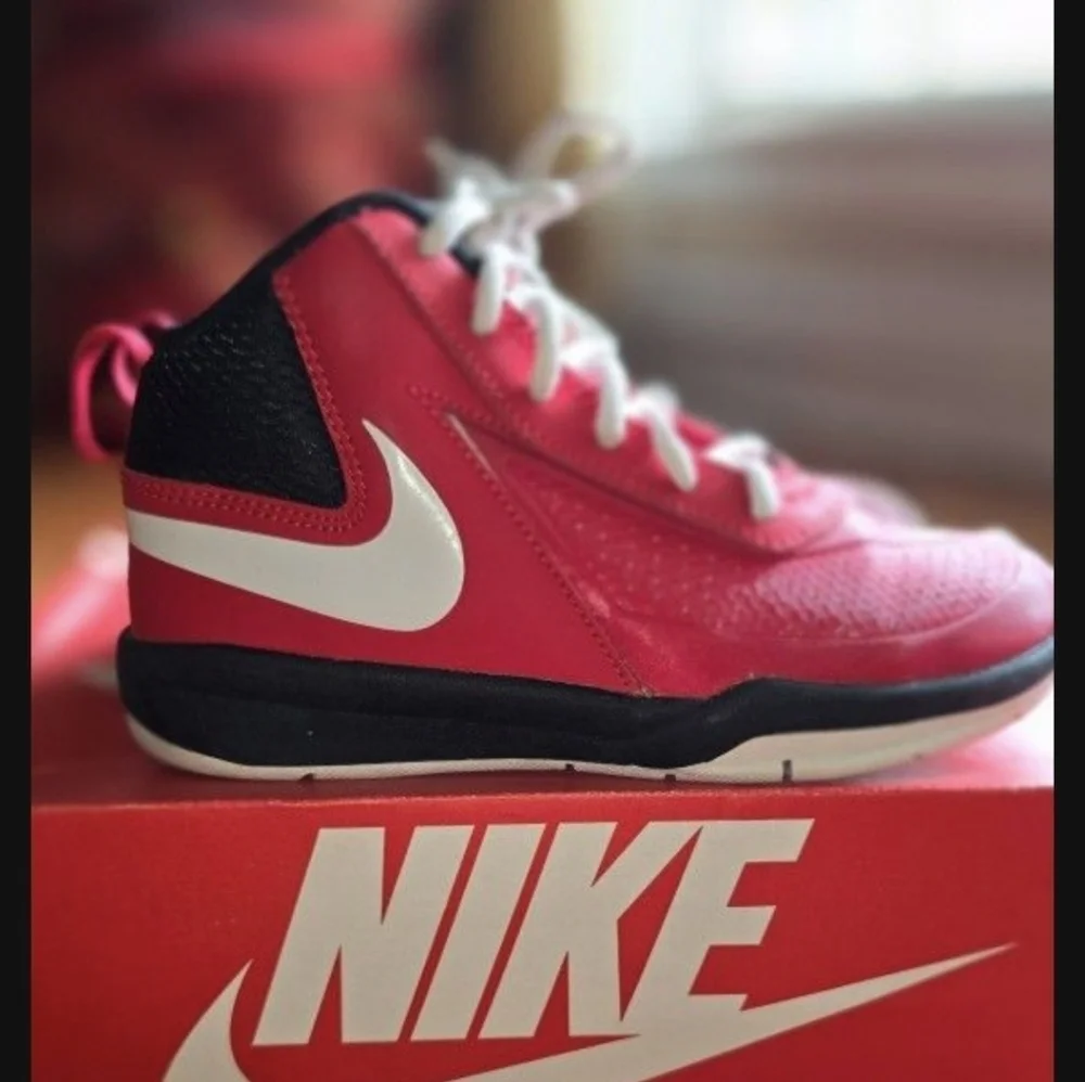 Nike Team Hustle Little Kids Red Sneakers Sz. 12.5